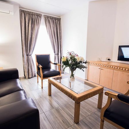 Airport Inn Executive Suites كمبتون بارك المظهر الخارجي الصورة