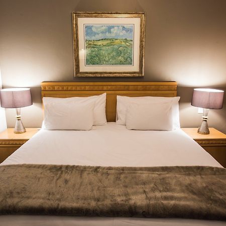 Airport Inn Executive Suites كمبتون بارك المظهر الخارجي الصورة