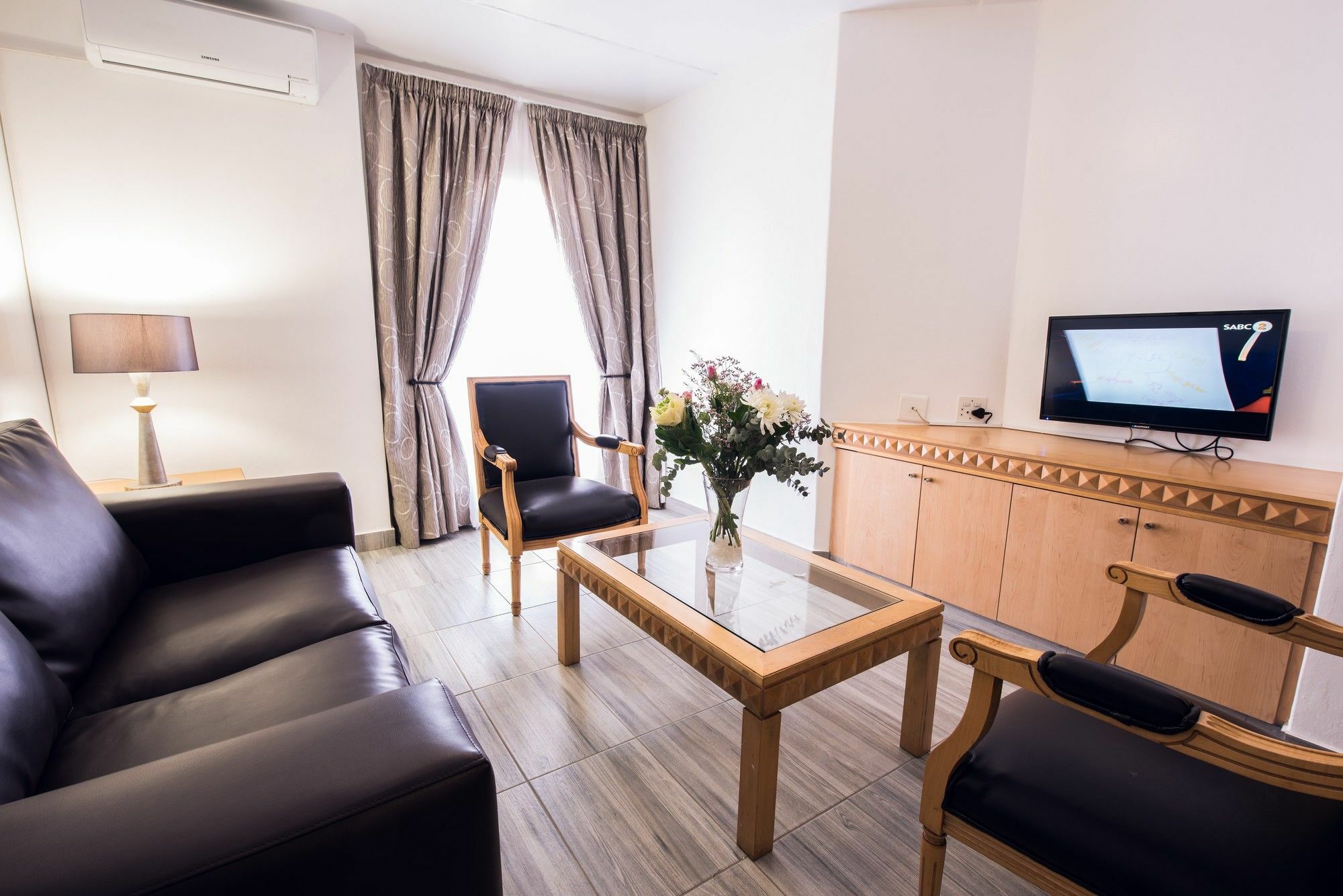 Airport Inn Executive Suites كمبتون بارك المظهر الخارجي الصورة