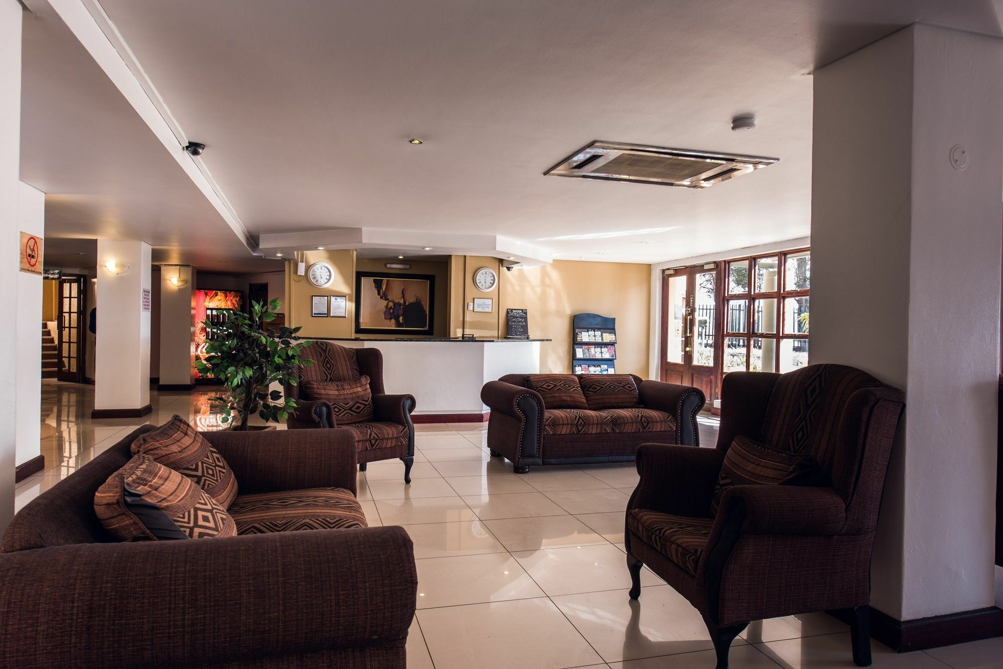 Airport Inn Executive Suites كمبتون بارك المظهر الخارجي الصورة