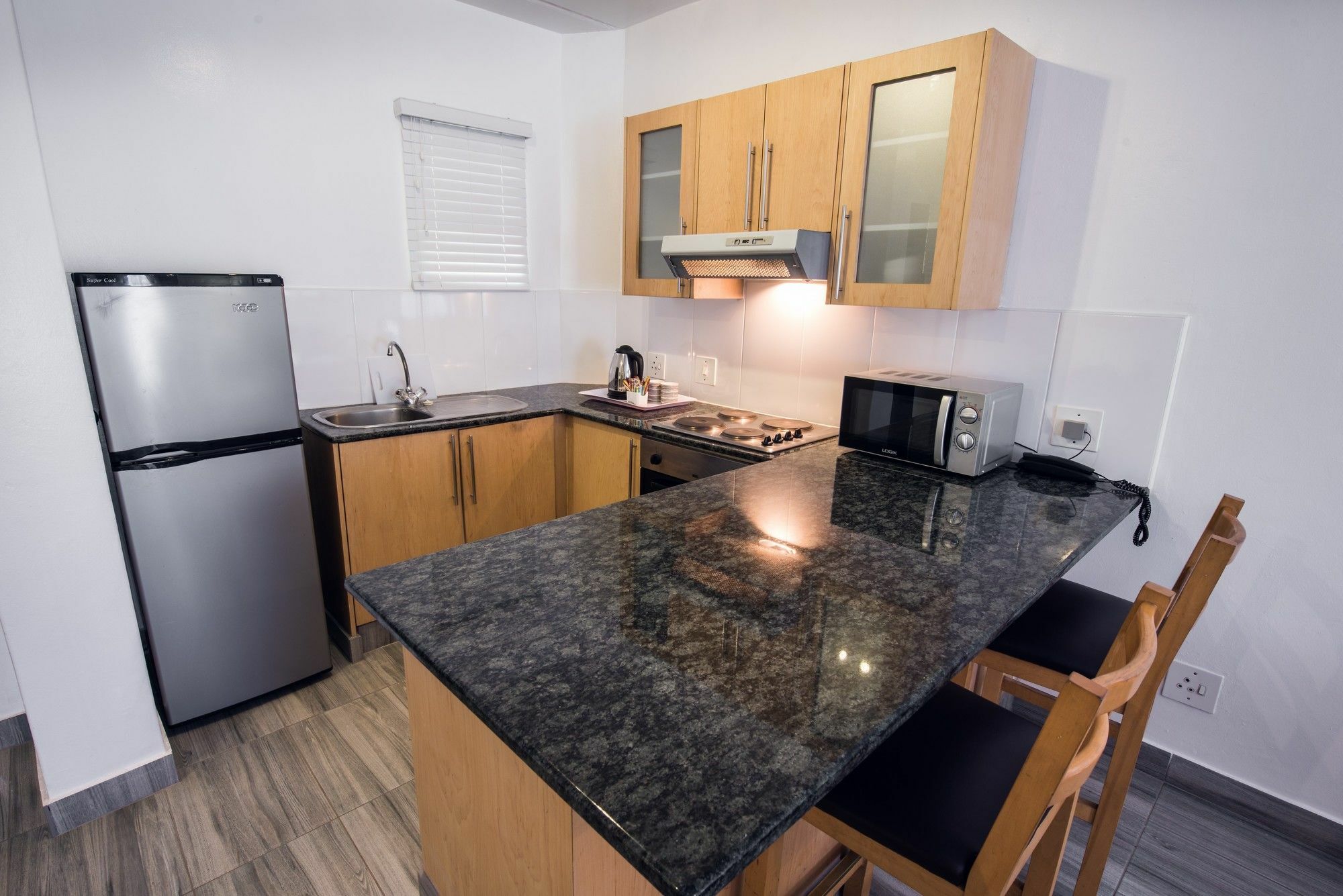 Airport Inn Executive Suites كمبتون بارك المظهر الخارجي الصورة