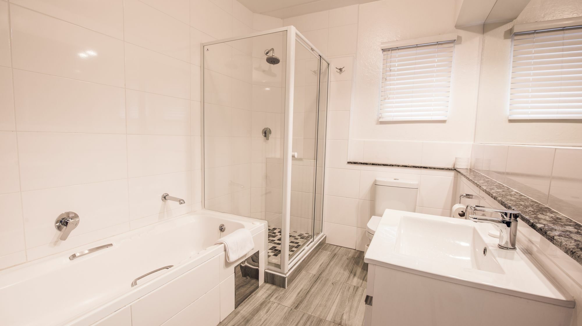 Airport Inn Executive Suites كمبتون بارك المظهر الخارجي الصورة
