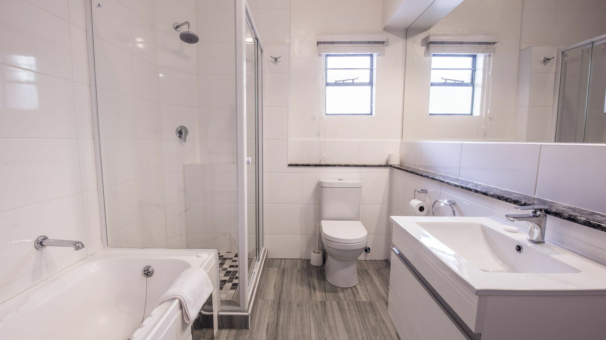 Airport Inn Executive Suites كمبتون بارك المظهر الخارجي الصورة